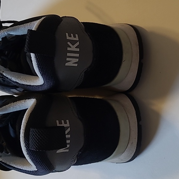 Womwns Nike Mid Shoe - Picture 5 of 5